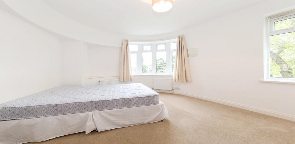 			3 Bedroom, 1 bath, 1 reception Flat			 Fortune Green Road, WEST HAMPSTEAD